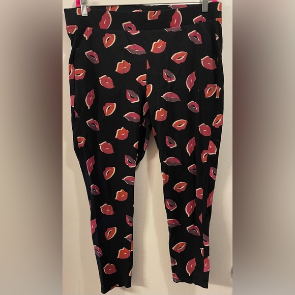 torrid Pants - TORRID LIPS LEGGINGS WITH POCKETS ✨